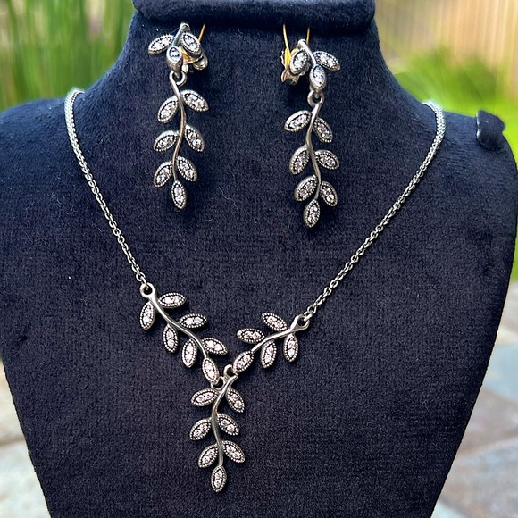 Pandora sparkling leaves necklace and hanging stud earrings set - Picture 1 of 4